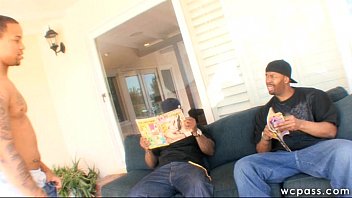 Три негра вафлят и трахают сучку две дырки