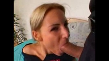 Похотливая красотка трахается с двумя самцами