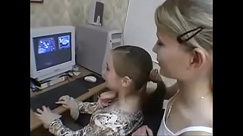 Русские лесбиянки лижут друг дружке на диване
