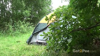Развратная блондинка пописала стоя из палатки