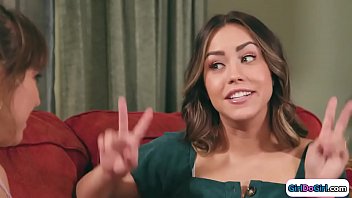 Сладкая милашка предложила сводной сестре писечку полизать