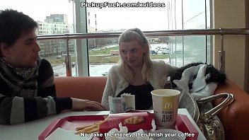 Шлюха жена трахнута двумя пикаперами за кэш