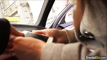 Сисястая молодуха трахается с водителем автомобиля в анальную дырку