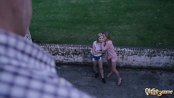 Развратные белокурые девушки балуют зрелого мужика своими сладкими дырочками