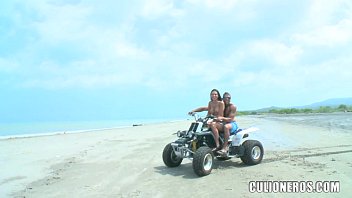 Большегрудая шлюха отсосала хуище на берегу