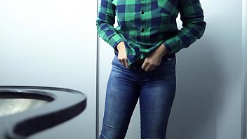 Шлюха в метро: управляй вибратором через телефон