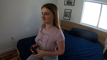 Лапает сестру, пока девка играет в приставку