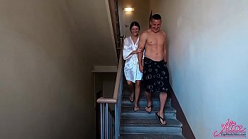 Женатый мужик трахнул на лестнице молодую соседку