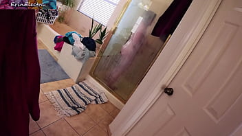 Наблюдая за мачехой в душе пасынку везет