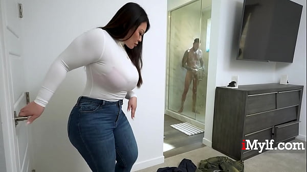 Азиатская пышка подбирает бездомного с BDE, купает его и ездит на нём верхом