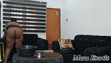 Толстозадая темнокожая пышнотелая женщина, голая, уборка дома - Мара Экзотик