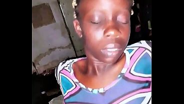 Сексирита развлекается в компании зрелой женщины с большим членом, домашнее видео.